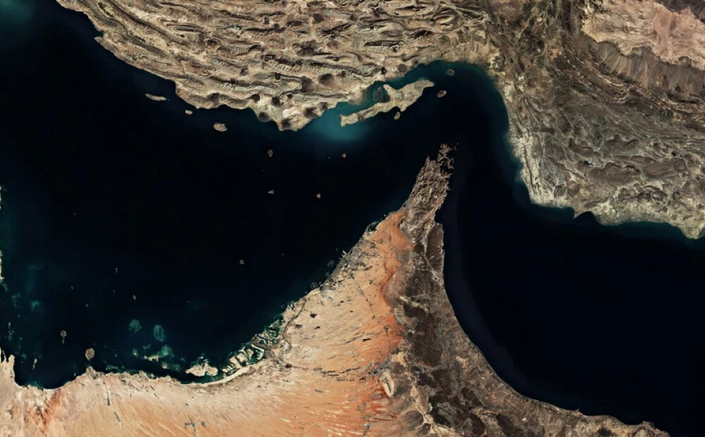 Reaģējot uz Izraēlas triecieniem Libānai, Irāna atkal slēgusi Hormuza šaurumu. Baltais nams steidz to noliegt