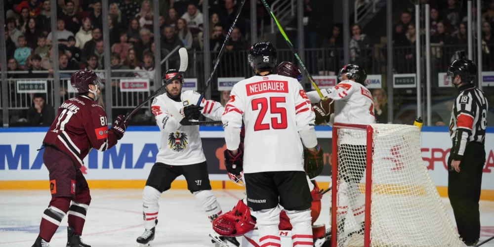 Latvijas vīriešu hokeja izlase, gatavojoties pasaules čempionātam, trešdien Rīgā savā pirmajā pārbaudes spēlē ar rezultātu 3:4 (0:1, 3:3, 0:0) zaudēja Austrijas valstsvienībai.