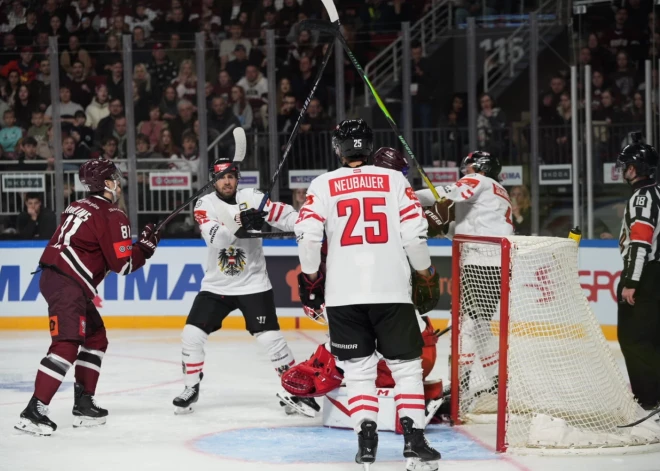 Latvijas vīriešu hokeja izlase, gatavojoties pasaules čempionātam, trešdien Rīgā savā pirmajā pārbaudes spēlē ar rezultātu 3:4 (0:1, 3:3, 0:0) zaudēja Austrijas valstsvienībai.