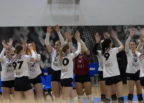 RSU mājās ar rezultātu 3-0 (25:21, 25:21, 25:19) pārspēja "Mārupes SC" vienību un sērijā līdz trīs uzvarām panāca 1-0.
