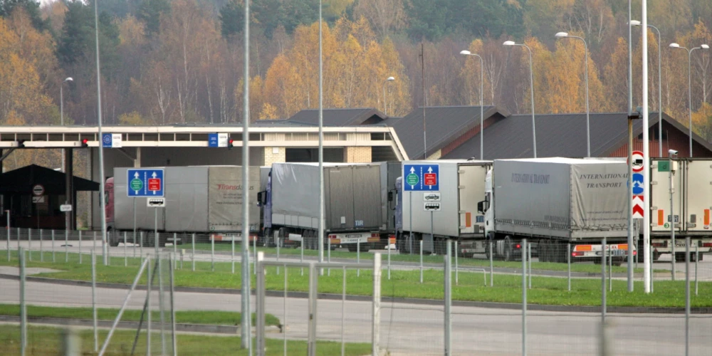 Automašīnas Terehovas robežkontroles punktā uz Latvijas un Krievijas robežas.