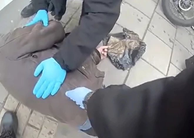 Likumsargi izglābj dzīvību uz gājēju pārejas pakritušam vīrietim.VIDEO