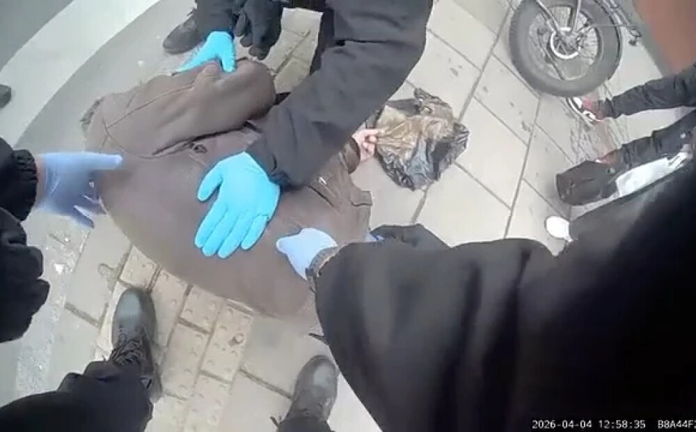 VIDEO: palēninās pulss un pazūd elpošana: Rīgā policisti uz ielas izglābj vīrieša dzīvību