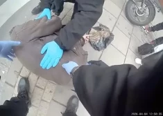 VIDEO: palēninās pulss un pazūd elpošana: Rīgā policisti uz ielas izglābj vīrieša dzīvību
