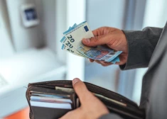 Latvija arvien straujāk atsakās no skaidrās naudas — bezskaidrie maksājumi sasniedz rekordu