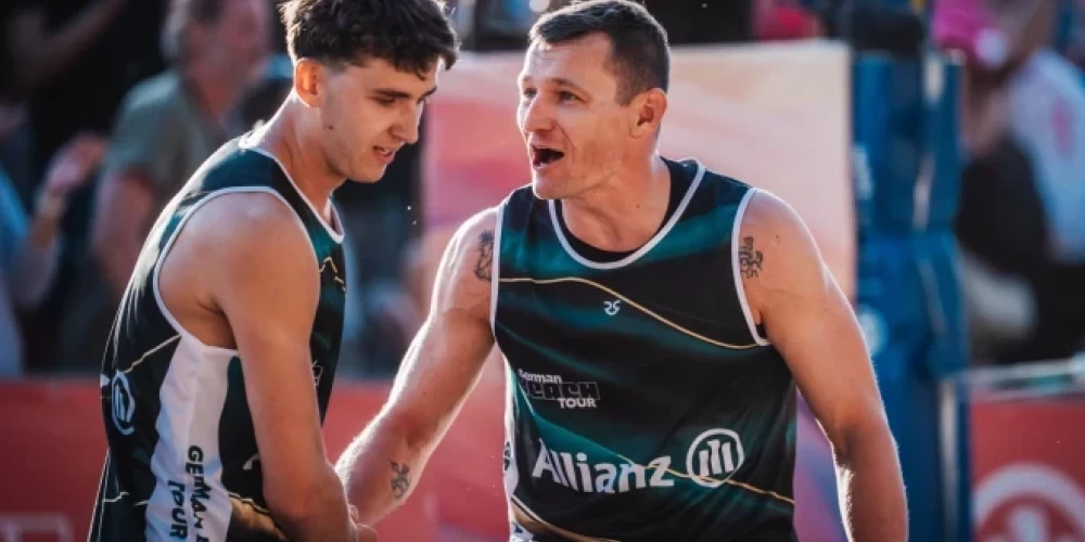 Latviešu vadošajam duetam uzvara pirmajā spēlē. 