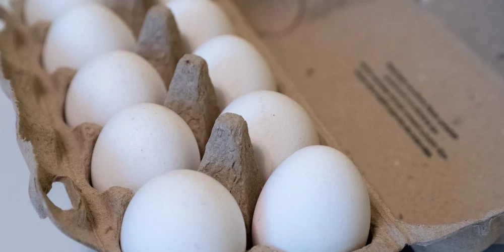 Pircēji veikalu plauktos pamanījuši olas ar dīvainu marķējumu.