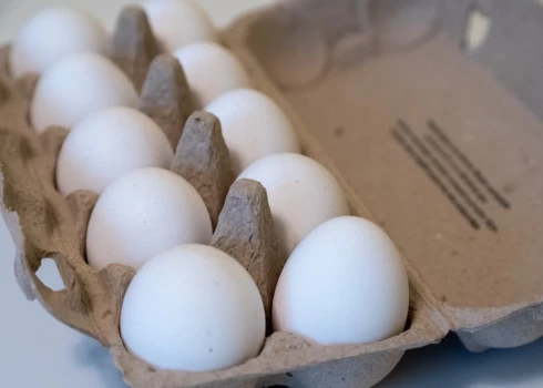 Pircēji veikalu plauktos pamanījuši olas ar dīvainu marķējumu.