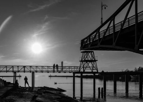 Pāvilostas novadpētniecības muzejā atklāta Liepājas Tautas fotostudijas “Fotast” izstāde “Pārejas”.