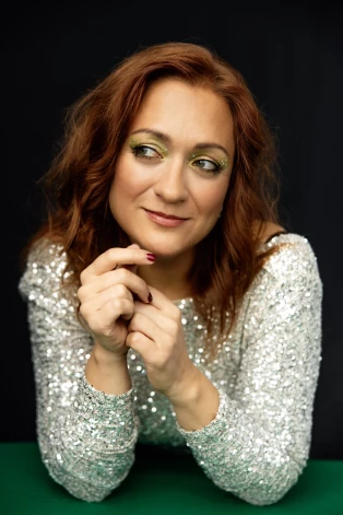 Inese Ērmane savu darbību sāka kā franču šansonu dziedātāja.