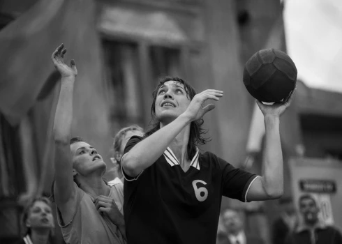 Viestura Kairiša un Kārļa Arnolda Avota spēlfilma "Uļa" - Kannu konkursā.