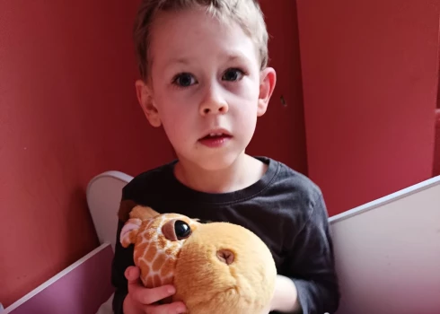 Даниэль не засыпает без любимого игрушечного жирафа.