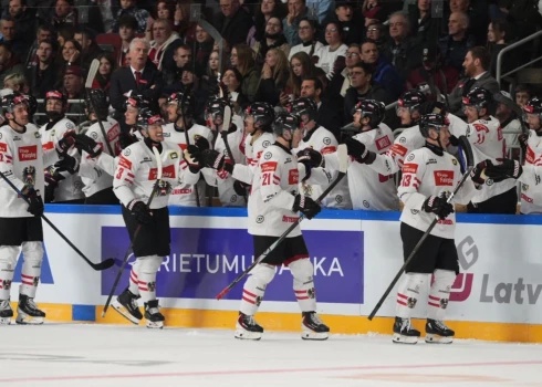 Austrijas hokejisti svin gūtos vārtus.