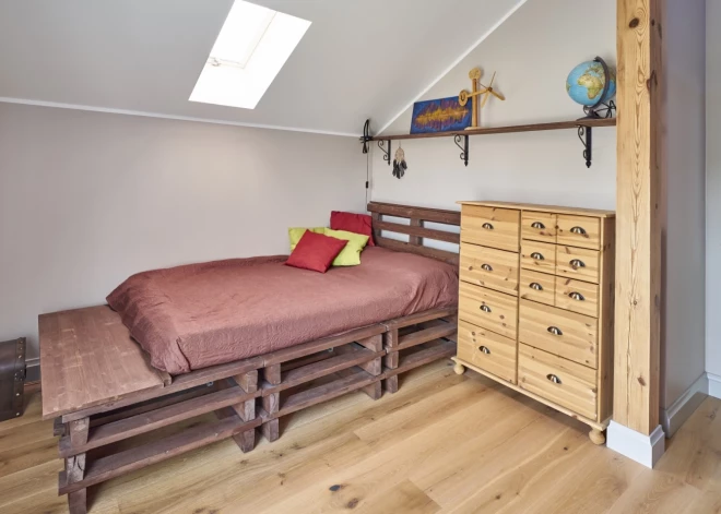 FOTO: ideja - Bernātos tapusi oriģināla gulta no paletēm