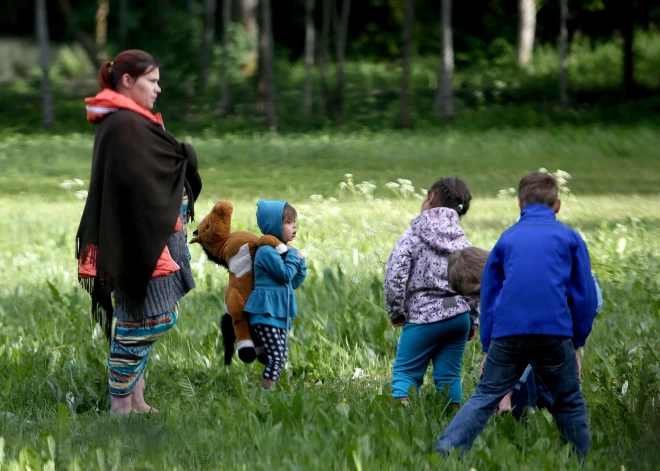 Почти полмиллиона евро на детей: кому Рига выплатила пособия, а кому отказала?