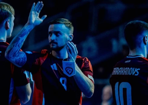 Latvijas telpu futbolistiem pārliecinošs panākums. 