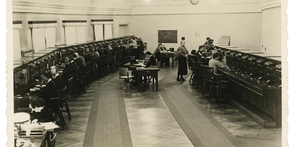 Rīgas galvenās telefonu tālsatiksmes centrāles darbinieces pie komutatoriem (Rīga, 1937. gada 4. februāris; fotogrāfs nezināms; Latvijas Nacionālā vēstures muzeja krājums).
