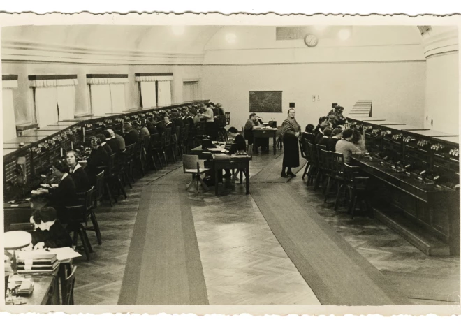 Rīgas galvenās telefonu tālsatiksmes centrāles darbinieces pie komutatoriem (Rīga, 1937. gada 4. februāris; fotogrāfs nezināms; Latvijas Nacionālā vēstures muzeja krājums).
