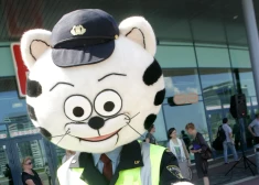 Полицейские в Лиепае растрогали соцсети: за ремень безопасности - подарок ребенку