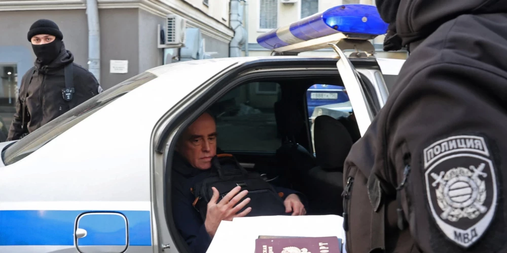 Likvidētās organizācijas "Memoriāls" vadītājs Jans Račinskis 2023. gadā tiek nogādāts Krievijas Izmeklēšanas komitejā.