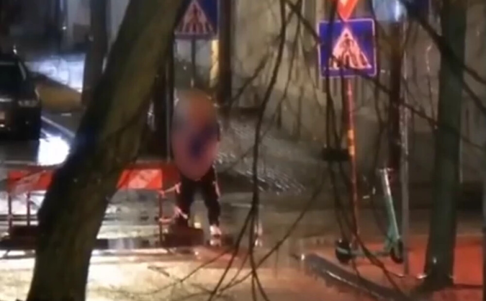 Daugavpilī vīrietis nokārtojas ceļa vidū un ārdās, līdz uzduras likumsargiem. VIDEO