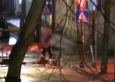 Daugavpilī vīrietis nokārtojas ceļa vidū un ārdās, līdz uzduras likumsargiem. VIDEO