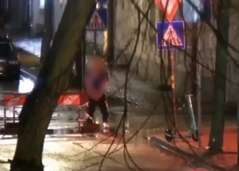 Daugavpilī kāds nokārto dabiskās vajadzības turpat uz ielas (ekrānuzņēmums no video)