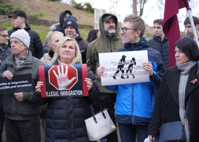 Rīgas centrā protestē pret migrantu ieplūšanu.