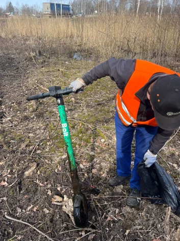 Jelgavā starp nelegāli izmestajiem atkritumiem uziets pat “Bolt” skrejritenis.
