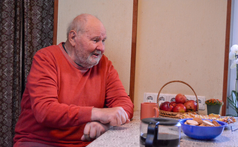 86 gadus vecais mākslinieks Elmārs Kungs prot gan govi slaukt, gan cūku nokaut: 