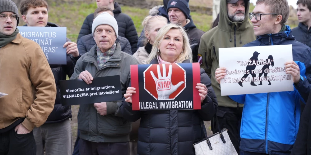 Rīgas centrā protestē pret migrantu ieplūšanu.