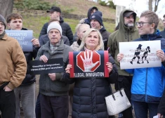 "Nē mošeju gribētājiem Latvijā": Rīgas centrā protestē pret migrantu ieplūšanu. FOTO, VIDEO