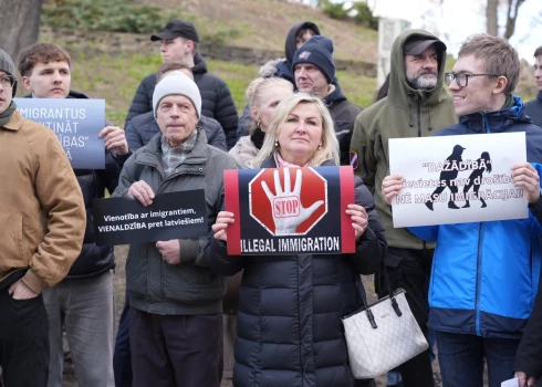 Rīgas centrā protestē pret migrantu ieplūšanu.