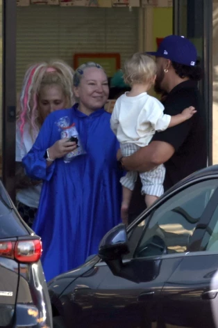 Sia ar vīru Denu Bernadu un dēlo Somersoltu 2025. gadā.