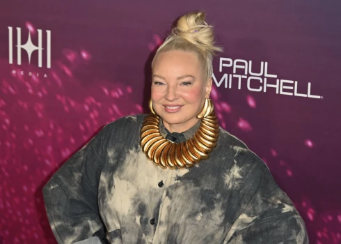 Austrāliešu dziedātāja un dziesmu autroe Sia.