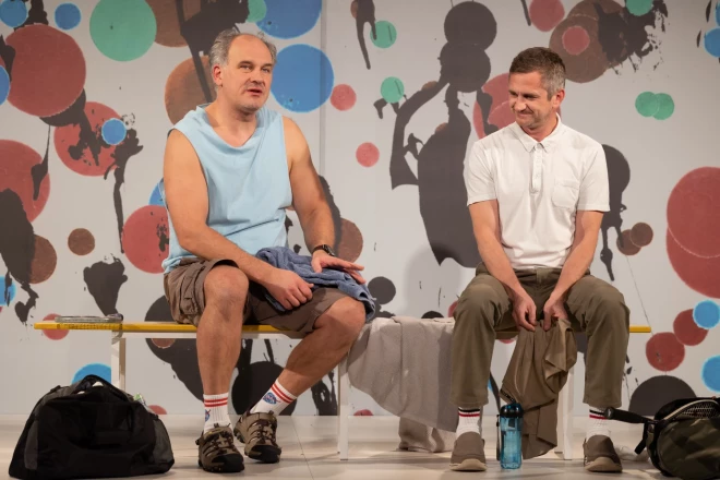 Jānis Skutelis (pa labi) izrādē "Linda Vista".