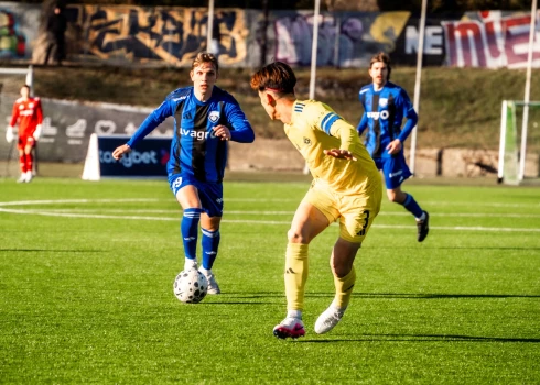 "Super Nova" mērojas spēkiem ar "Grobiņu" (foto: Endija Petrauska)