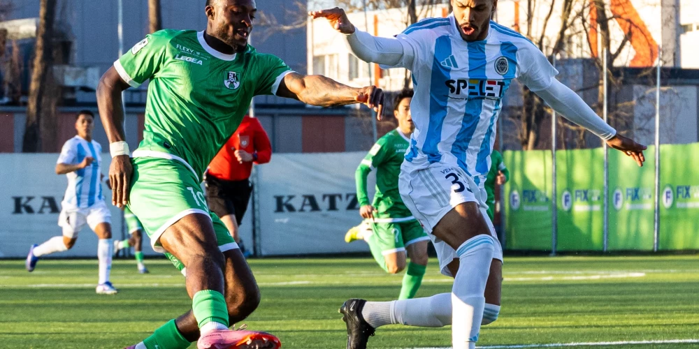 Džozefs Oloko Ede (pa kreisi) guva visus trīs tukumnieku vārtus pret čempioni "Riga" (foto: Ēriks Matīss Pozemkovskis / "FK Tukums 2000")