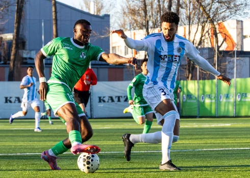 Džozefs Oloko Ede (pa kreisi) guva visus trīs tukumnieku vārtus pret čempioni "Riga" (foto: Ēriks Matīss Pozemkovskis / "FK Tukums 2000")