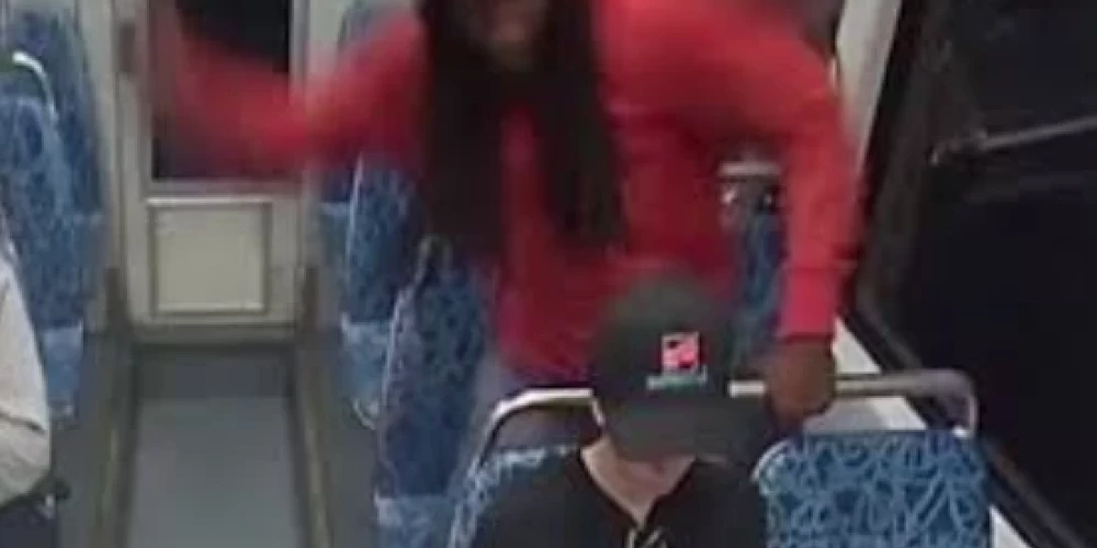 Mirklis, kad Dekarloss Brauns juniors ar nazi uzbrūk neko nenojautošajai Irinai Zaruckai (ekrānuzņēmums no video)