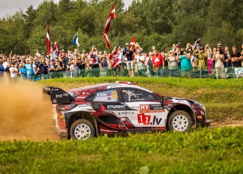 Mārtiņš Sesks ar Renāru Franci varēja piepildīt vienu no saviem kvēlākajiem sapņiem - traukties pa Kurzemes ceļiem WRC rallijā ar "Rally 1" automašīnu.