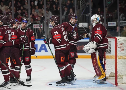 Komandas biedri apsveic Mareku Mitenu ar "sauso" uzvaru