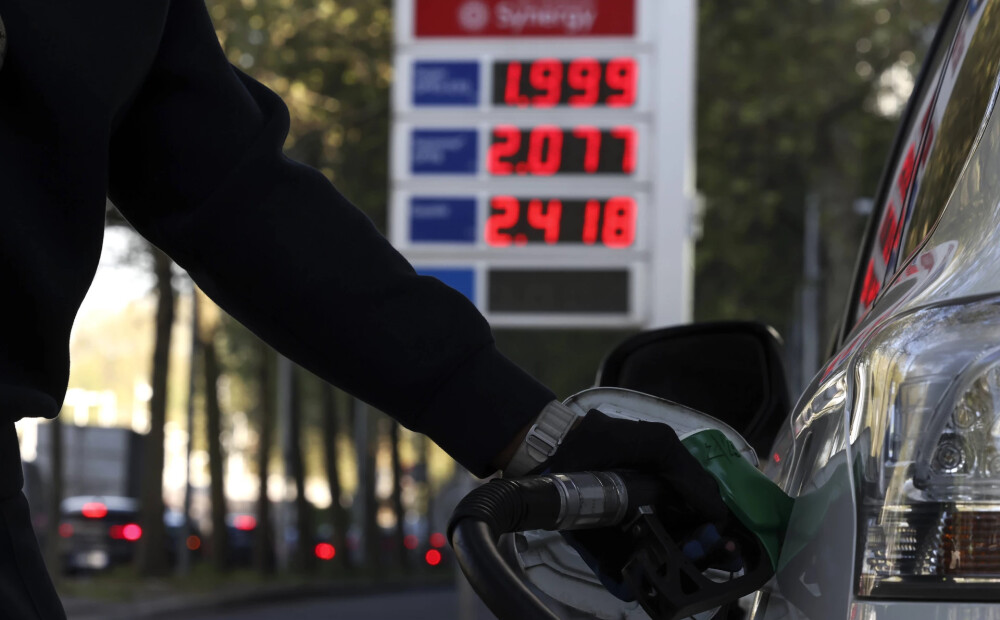 Naftas cenas turpina kāpt