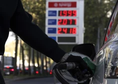 Naftas cenas turpina kāpt