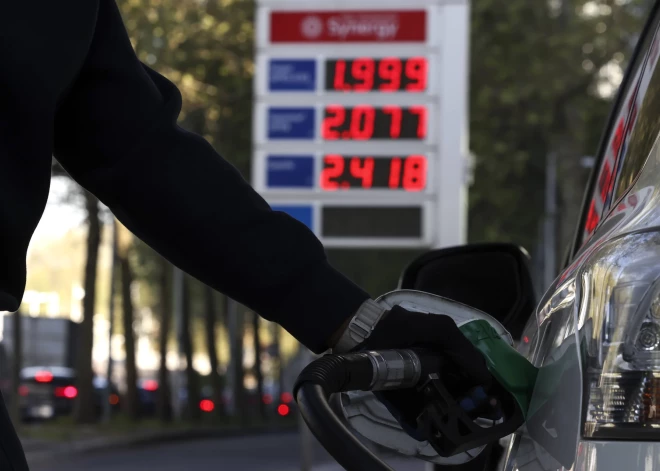 Naftas cenas turpina kāpt