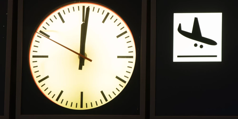 Vācijas nacionālās aviokompānijas "Lufthansa" lidmašīnu stjuarti pusnaktī uz piektdienu sāka streiku, kas ilgs līdz plkst. 22 (plkst. 23 pēc Latvijas laika).