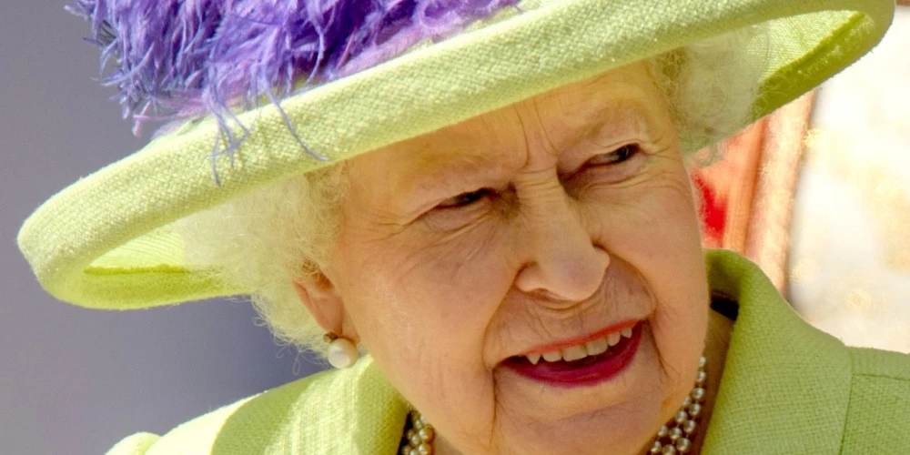 Grāmatā atklāts aizkustinošs brīdis starp karalieni Elizabeti un mazo Lilibetu.