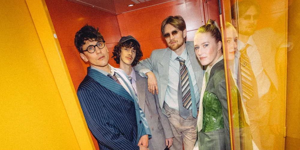 Shipsea dziesma “not a noun BUT A VERB” tapusi sadarbībā ar mūziķi Soon (zināma arī kā grupas “Tribes of the City” soliste Ksenija Sundejeva). Dziesmas tapšanā piedalījies arī basģitārists Joels Henrisons no Zviedrijas, bundzinieks Jēkabs Rēders, un ar savu vokālu dziesmu papildinājusi arī Ksenija.