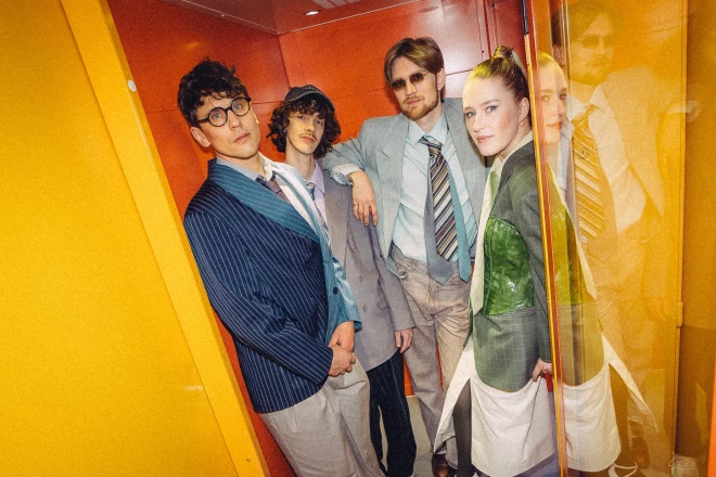 Shipsea dziesma “not a noun BUT A VERB” tapusi sadarbībā ar mūziķi Soon (zināma arī kā grupas “Tribes of the City” soliste Ksenija Sundejeva). Dziesmas tapšanā piedalījies arī basģitārists Joels Henrisons no Zviedrijas, bundzinieks Jēkabs Rēders, un ar savu vokālu dziesmu papildinājusi arī Ksenija.