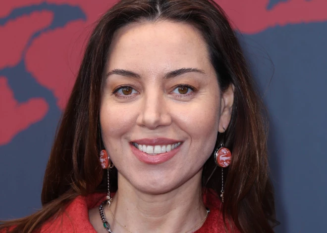 Gadu pēc vīra nāves aktrise Obrija Plaza ir pirmdzimtā gaidībās